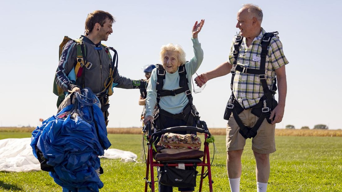 FOTO: ‘Penerjun Payung’ Tertua Itu Tidur untuk Selama-lamanya